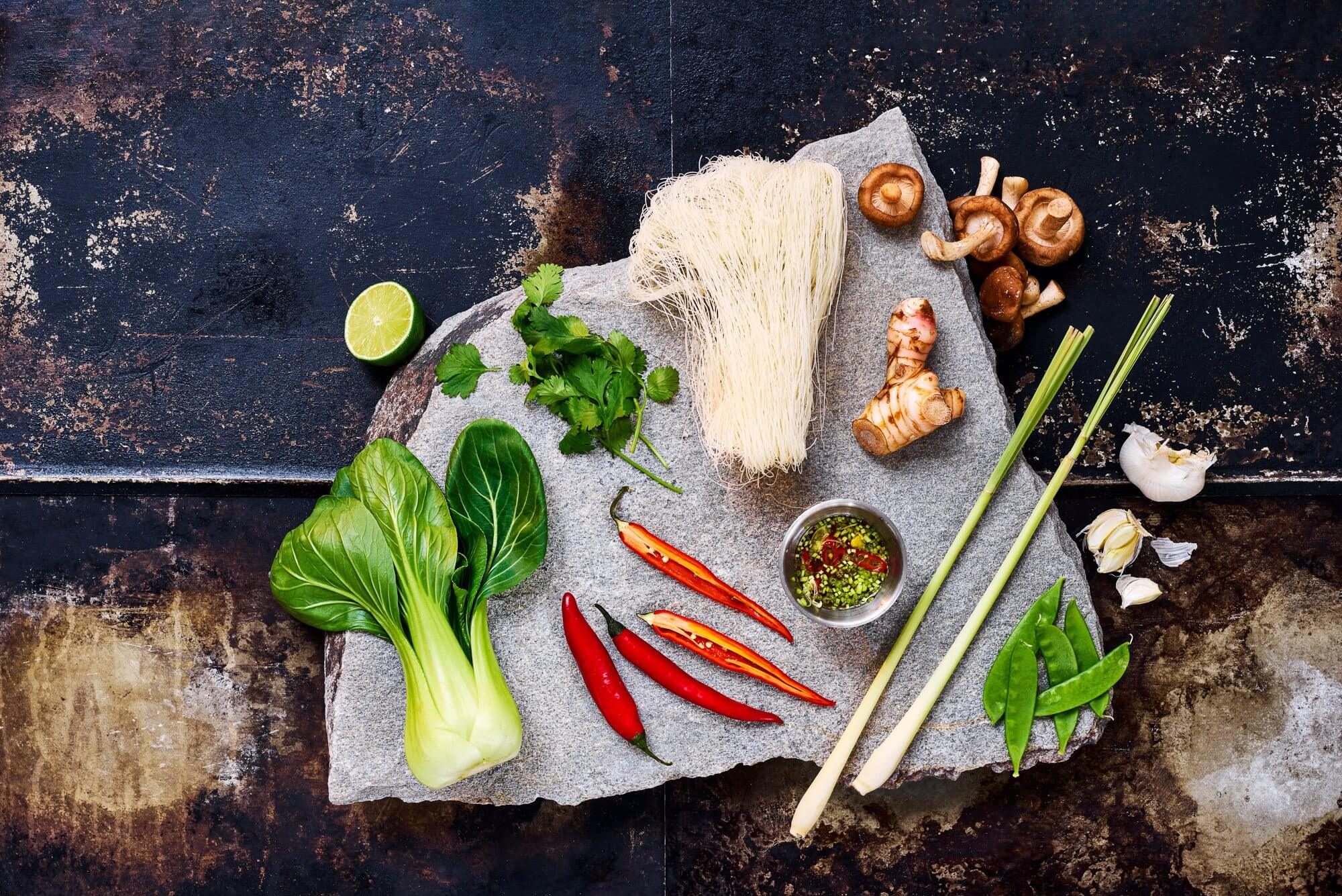 Sydostasiatiska ingredienser så som pak choy, chili och citrongräs